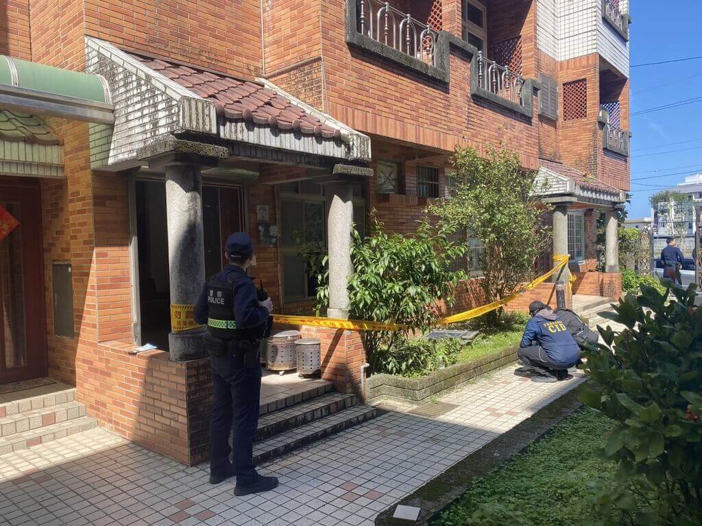 宜蘭市黎明路一棟民宅14日發生包裹爆炸案，2人受傷暫無生命危險，警方獲報後前往現場拉起封鎖線調查。（警方提供）中央社記者沈如峰宜蘭縣傳真　115年2月14日