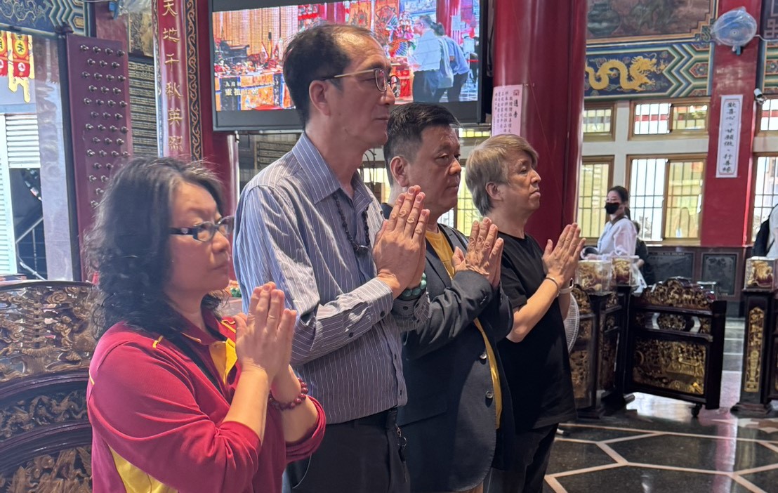 王建傑(右一)過年前到高雄關帝廟參拜。 圖：主辦單位提供