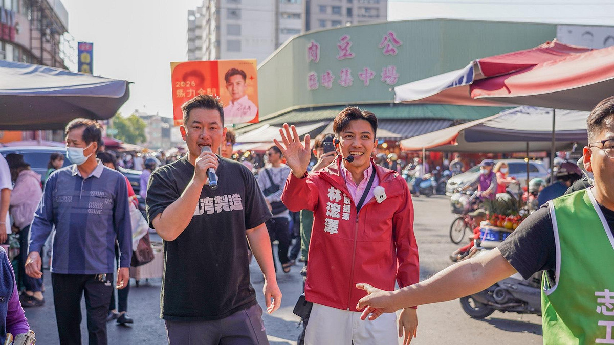3Q哥陳柏惟（左二）陪市議員參選人林浤澤（右二）市場拜票。 圖：林浤澤服務處／提供