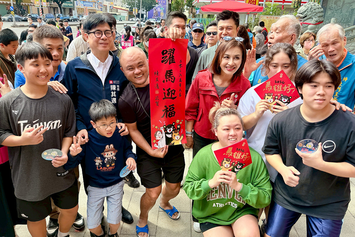 陳其邁(左二)小年夜走廟向民眾拜年。 圖：高雄市政府/提供