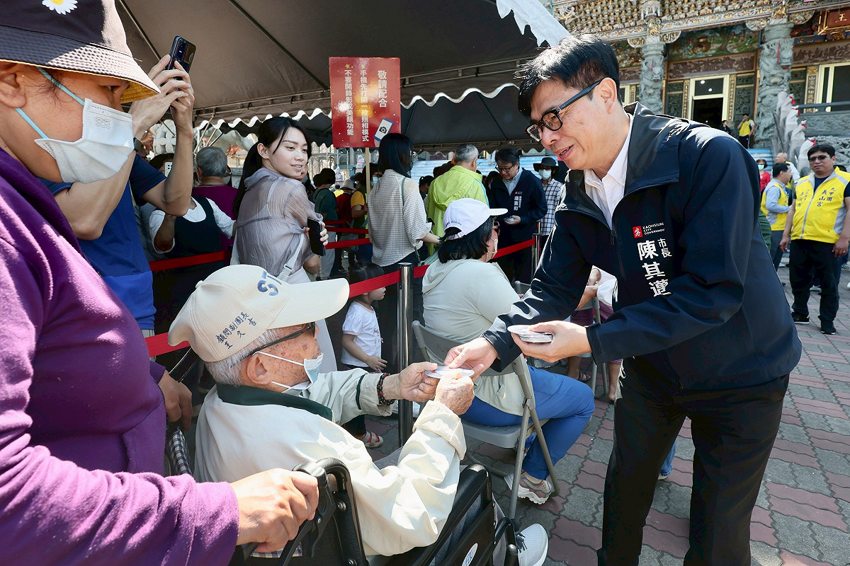 陳其邁(右一)發送開運小紅包。 圖：高雄市政府/提供