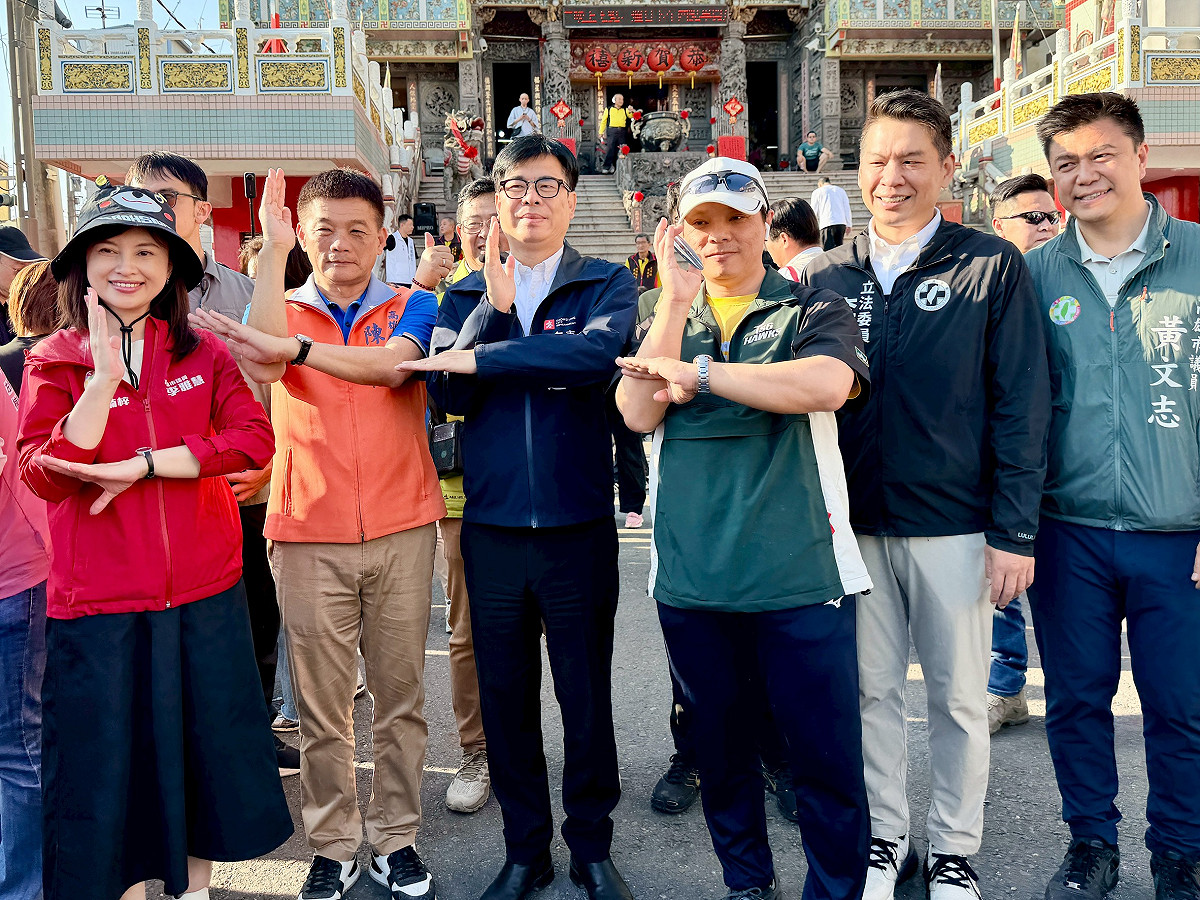 陳其邁(右三)與議員及民眾擺出超人力霸王的招牌手勢。 圖：高雄市政府/提供