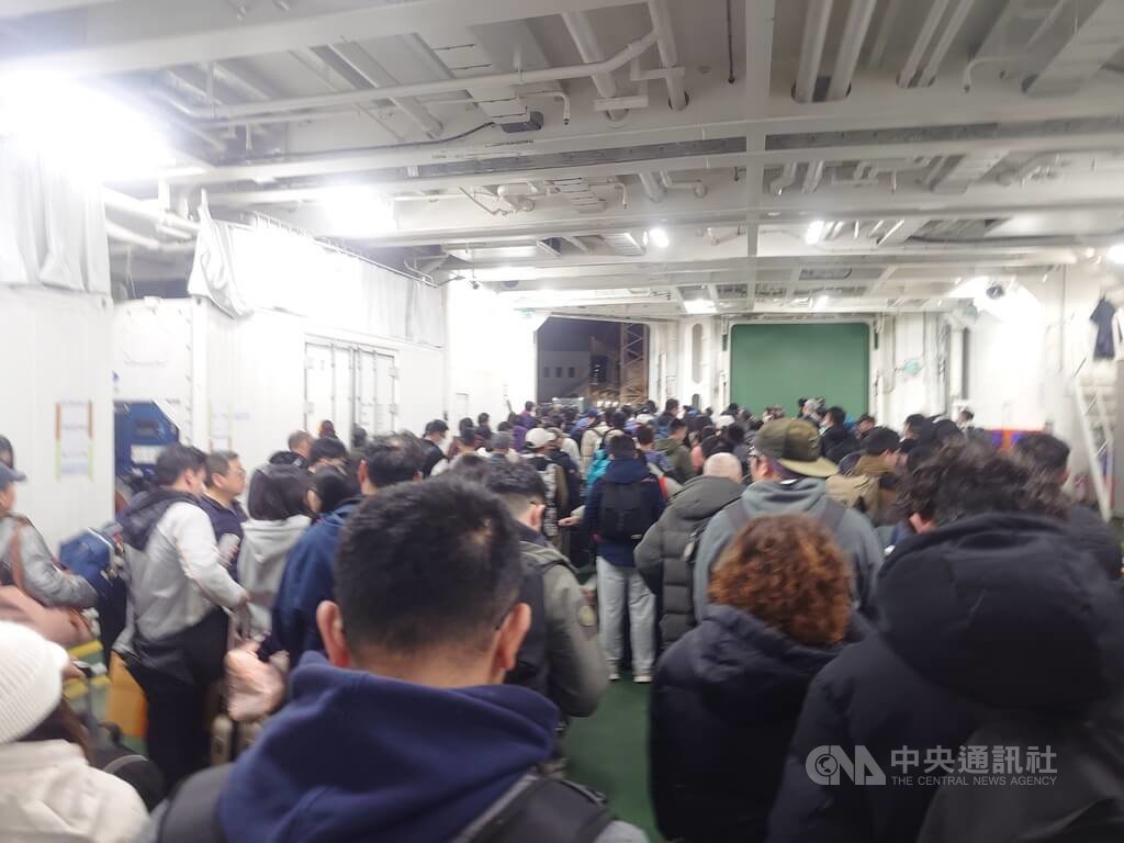馬祖南竿、北竿機場受濃霧影響，15日全日暫停起降。為疏運春節旅客，原定同日9時30分從南竿福澳港往基隆港的交通船「新台馬輪」延後至中午開航，共載運329位乘客，並於傍晚抵達基隆港。圖為到港後旅客依序下船。 圖:中央社提供