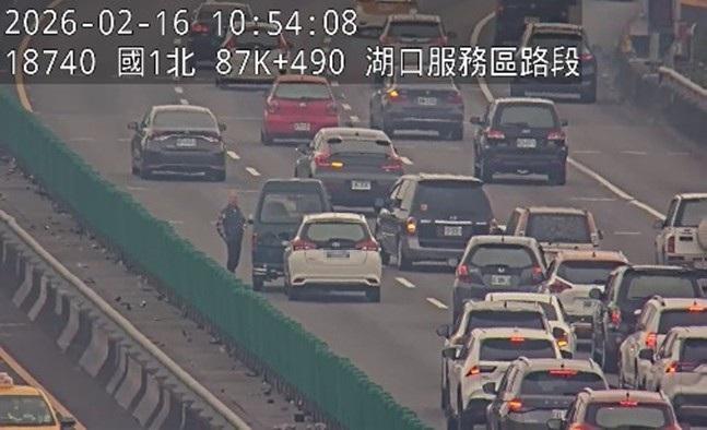 國1南向88公里處發生2輛小客車追撞事故。 圖 ：高公局／提供