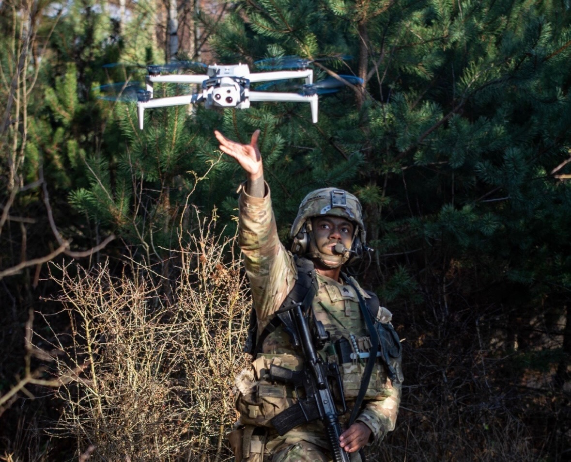 美國陸軍徹底改變作戰方式，讓無人機和機器人投入最危險戰場。 圖：翻攝自美國陸軍部長的X