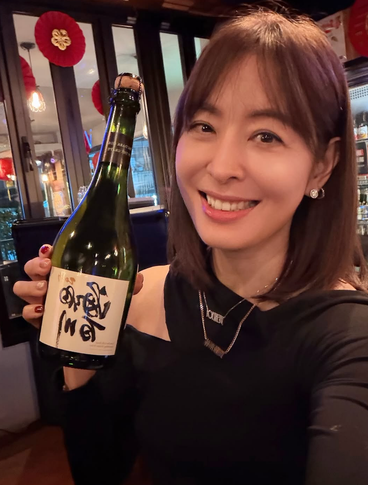 台北101董事長賈永婕近期因電影《世紀血案》，再次關注台灣人遭國民黨政府迫害的歷史，除了親自造訪義光教會(原林宅血案現場)外，小年夜夜晚還跟曾親眼目睹慘況的監察委員田秋堇通話30分鐘。 圖：翻攝自賈永婕IG