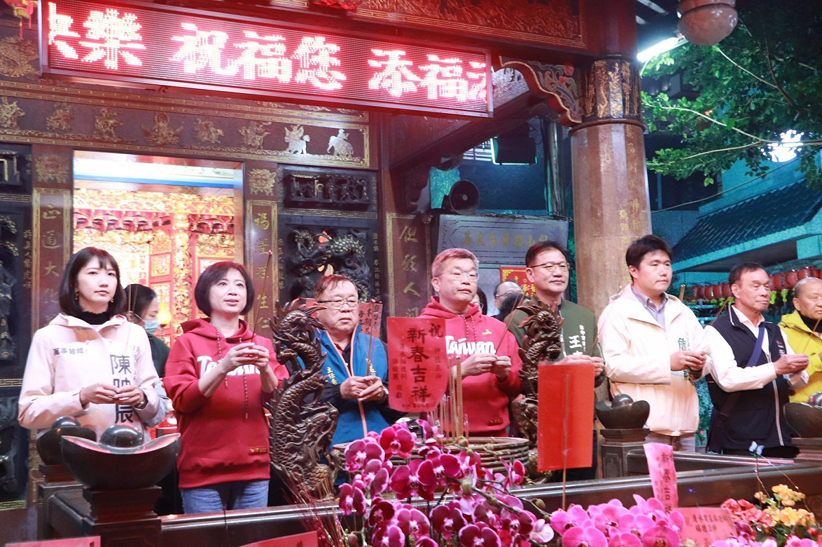 清水媳婦何欣純大年初一首站先與中華職棒會長蔡其昌聯手在清水開基福德祠祈福。 圖：何欣純服務處/提供
