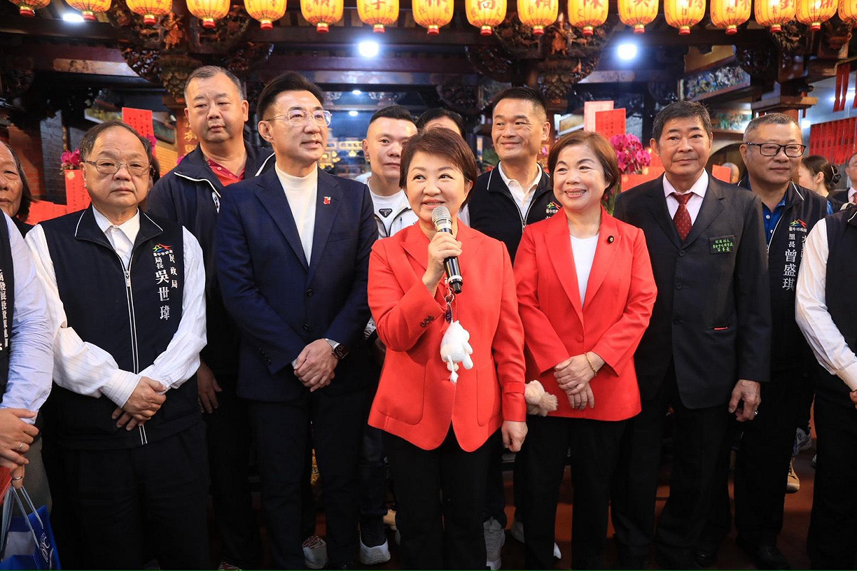 大年初一台中市長盧秀燕一早展開宮廟走春行程。 圖：台中市政府/提供