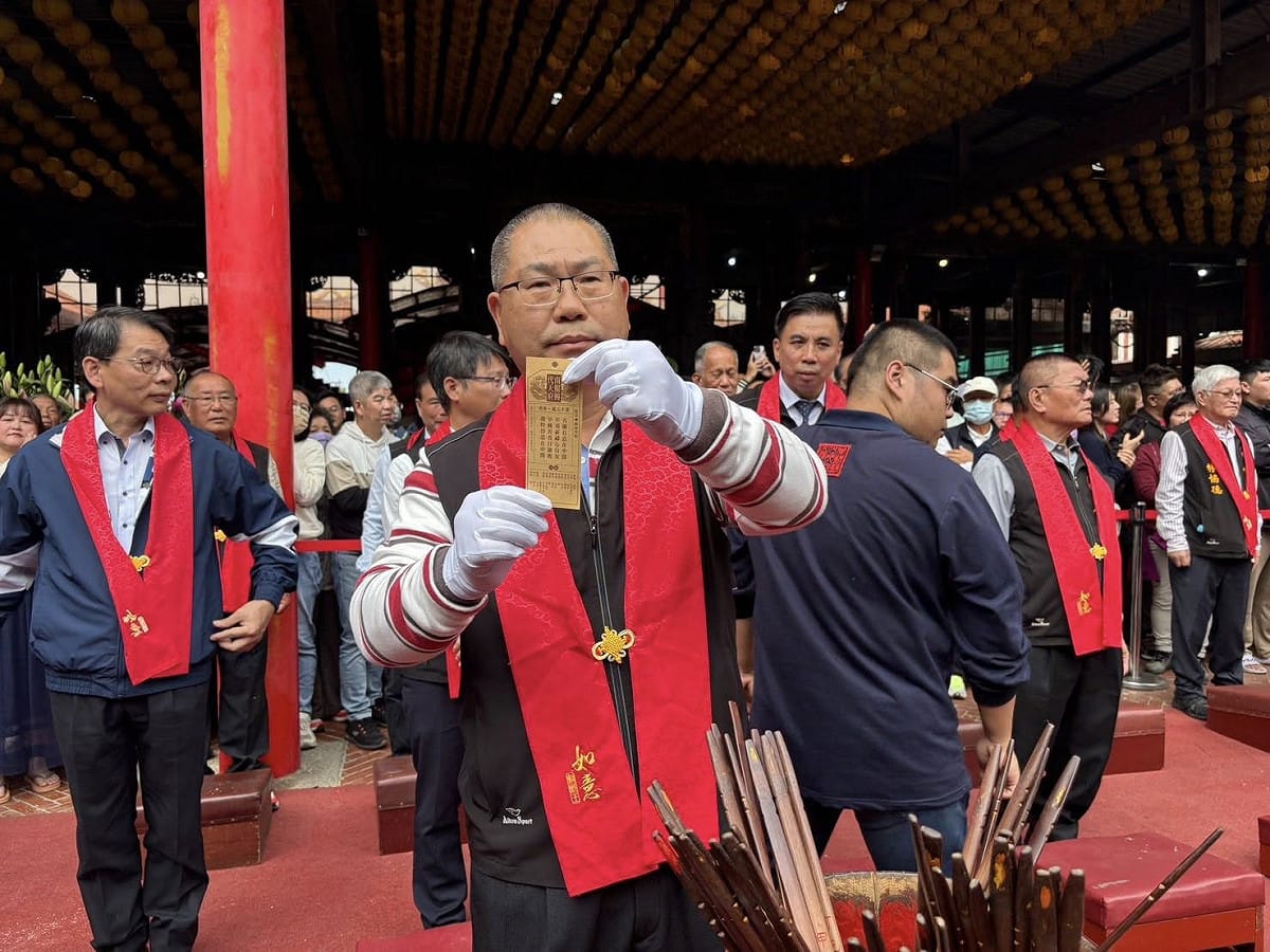 今天上午台南南鯤鯓代天府，抽出今年丙午馬年國運籤，第10次獲3聖杯定籤抽出第13籤。 圖：取自南鯤鯓代天府臉書