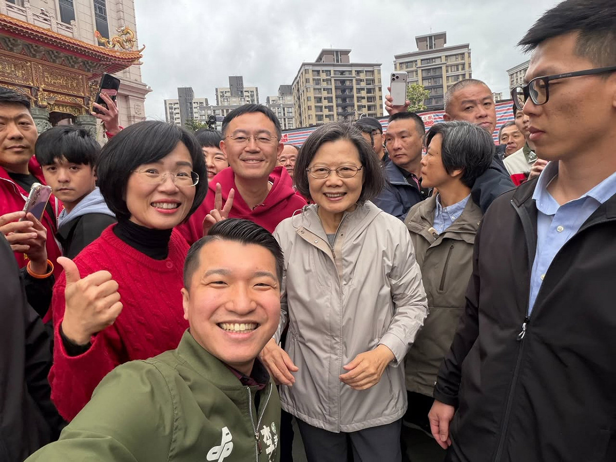 蔡英文強調，民進黨執政超過 10 年，持續走在正確道路上，賴總統與行政團隊將繼續為台灣打拚。 圖：翻攝自李坤城臉書