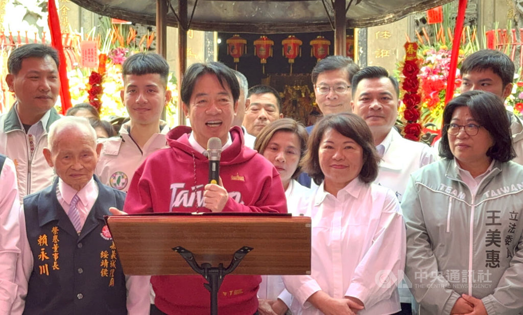總統賴清德（前左2）17日大年初一赴嘉義市城隍廟參拜，致詞時提到2025年在大家打拚下，台灣經濟成長率達逾8%，政府2026年會繼續提升國防力量、擴大推動經濟建設和照顧人民。前右2為嘉義市長黃敏惠。 圖：中央社提供