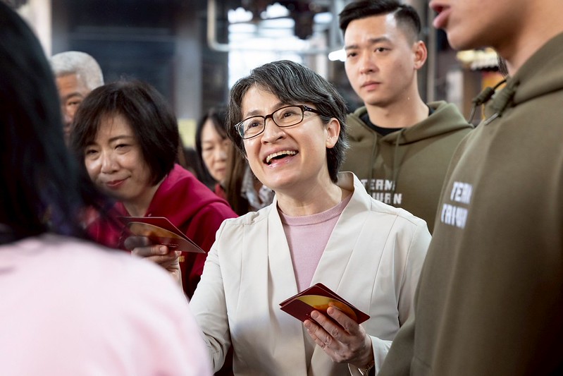 副總統蕭美琴隨扈身著軍綠色 Team Taiwan 帽Ｔ引發熱議，背後則是貓咪圖樣。 圖：總統府提供