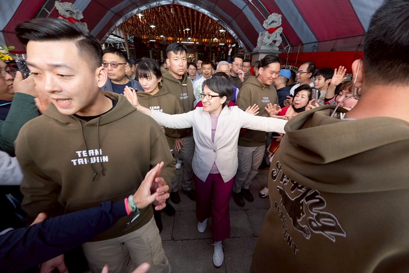 網友向中華職棒大聯盟會長蔡其昌喊話，想要擁有同款帽Ｔ。 圖：總統府提供