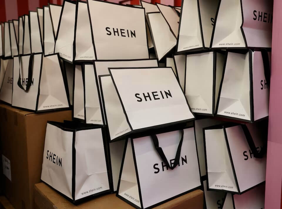 印有Shein公司標誌的禮品袋。（路透社） 圖：中央社提供