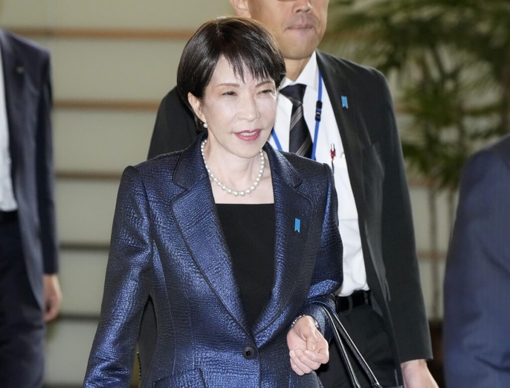日本首相高市早苗領軍的第2次內閣將正式成立。圖為高市早苗18日上午進入首相官邸。（共同社）