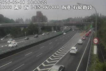 初二國道壅塞，高公局預警下午11地雷路段，籲國5南向17時後出發。 圖：翻攝自高速公路1968即時路況網