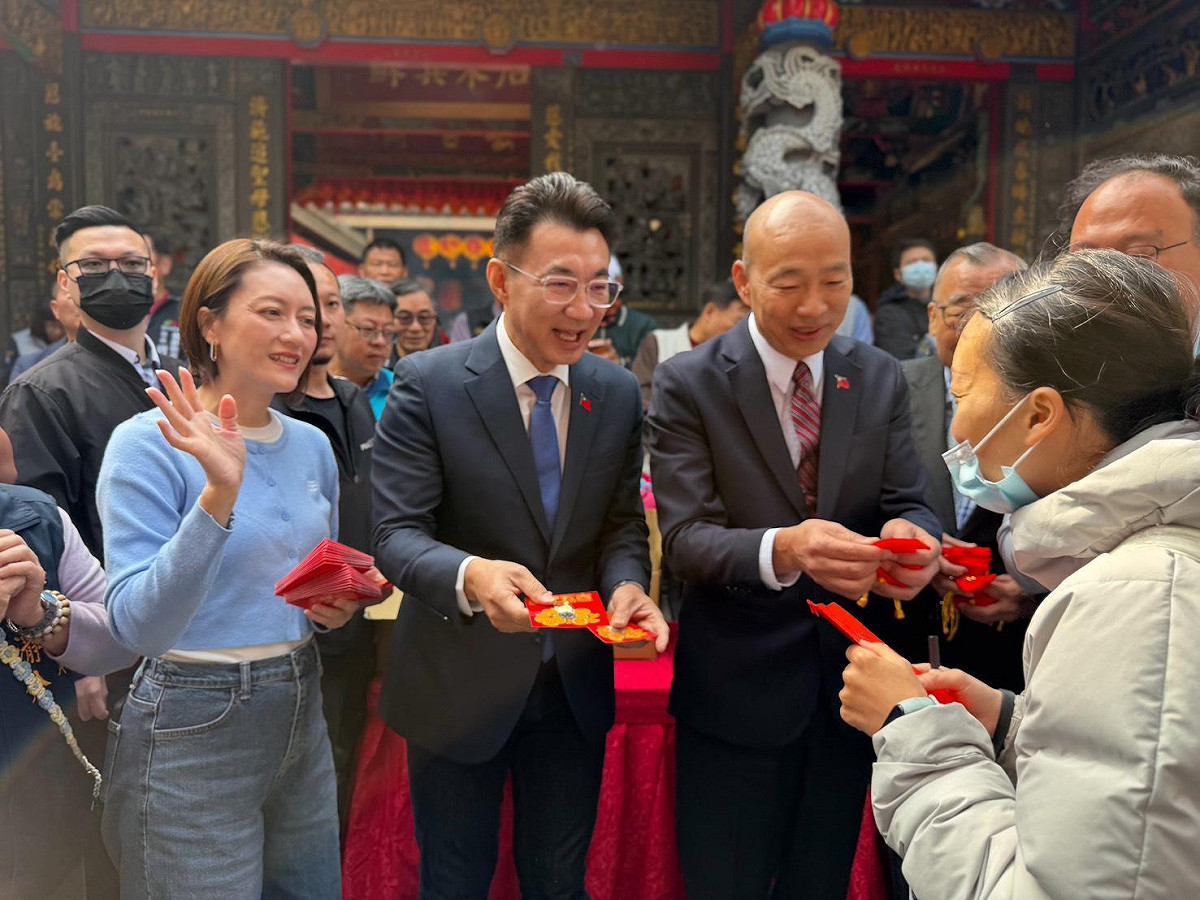 韓國瑜與江啟臣合體在豐原慈濟宮發紅包。 圖：江啟臣服務處/提供