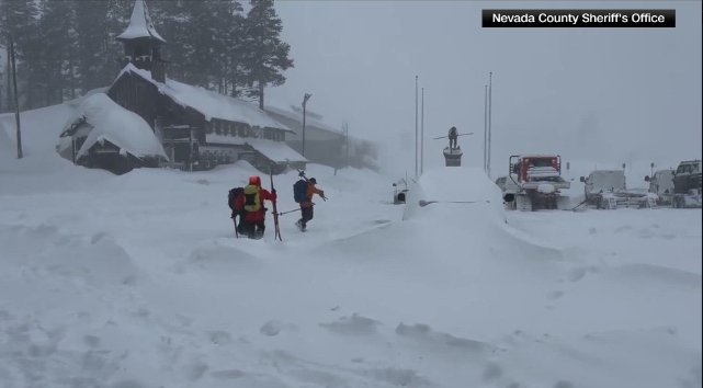 當地時間 17 日，加州北部太浩湖地區爆發嚴重雪崩事故，至少 12 名滑雪客與 4 名嚮導被捲入事故之中，目前僅有 6 人成功得到救援。 圖：內華達縣警長辦公室