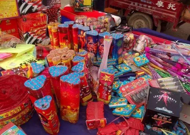 中國春節煙花爆竹用量增多。湖北傳意外起火爆炸，導致12人死亡。 圖：翻攝陸網/每日頭條（資料照片）