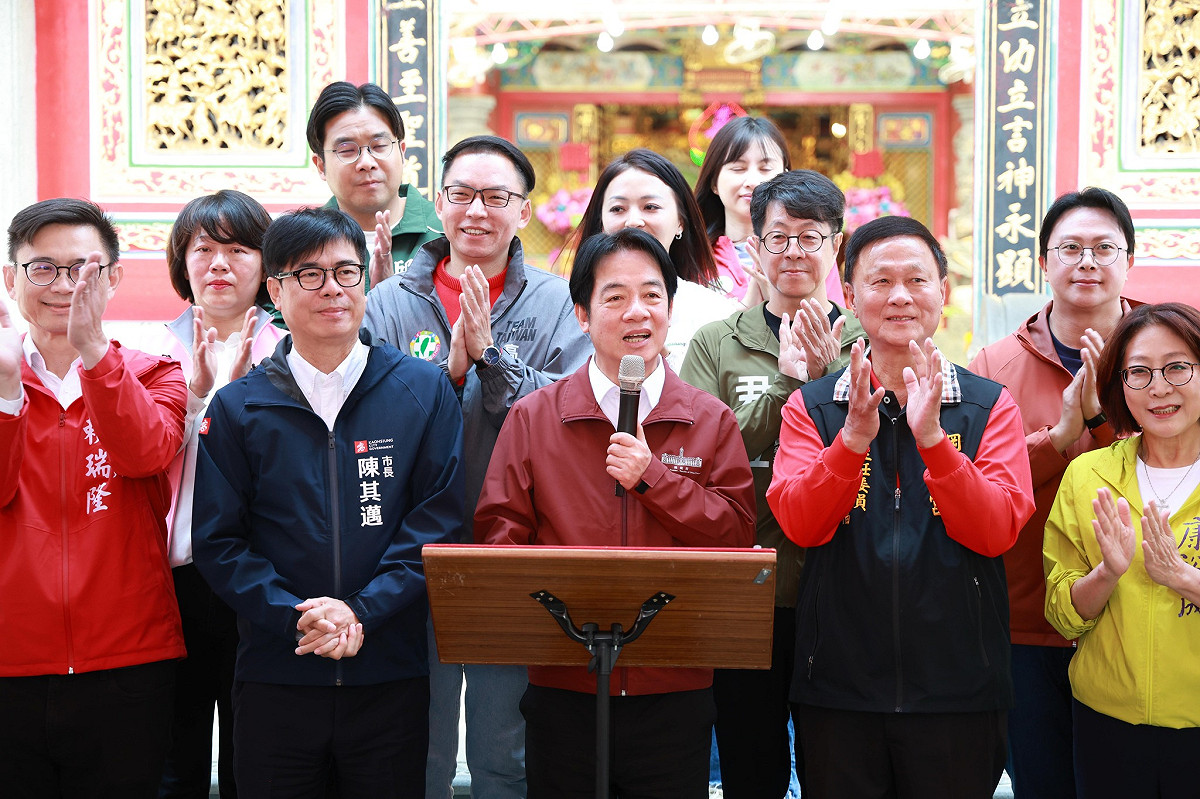 賴清德(前排中)點名未來要幫忙中央，承擔台灣工作，陳其邁(前排左二)表示一定會跟中央及國會合作，希望高雄能夠一天比一天更加的進步。 圖：翻攝賴清德臉書