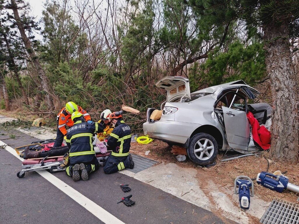 澎湖縣道203線白沙鄉港子村路段今天發生一起自小客車疑似自撞路旁路樹車禍，黃姓夫婦均呈OHCA（到院前心肺功能停止）狀態，肇事原因由警方調查釐清。（澎湖消防局提供）中央社  115年2月18日