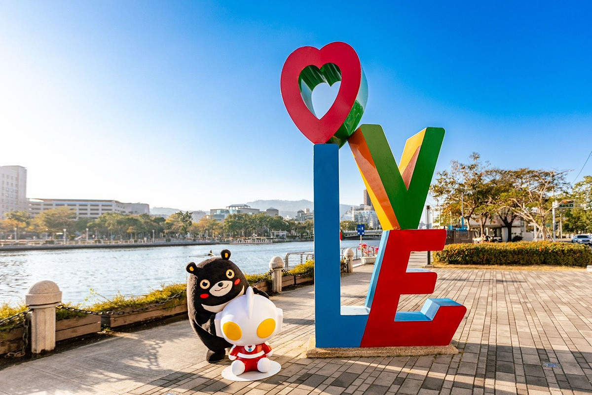 愛河風景區初代超人力霸王公仔。 圖：高雄市觀光局/提供