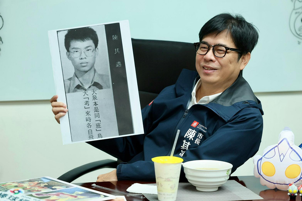 陳其邁拿出舊照片，重溫雄中求學時期的的青澀回憶。 圖：高雄市政府/提供