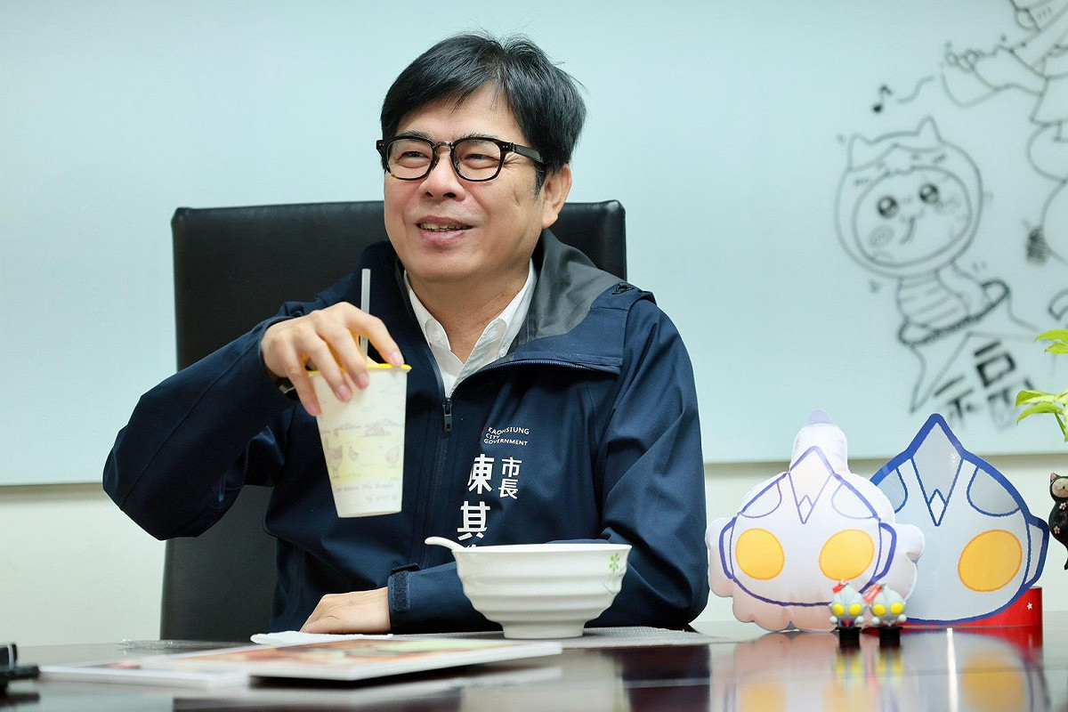 陳其邁品嘗從小吃到大的美食，回味在地好滋味。 圖：高雄市政府/提供