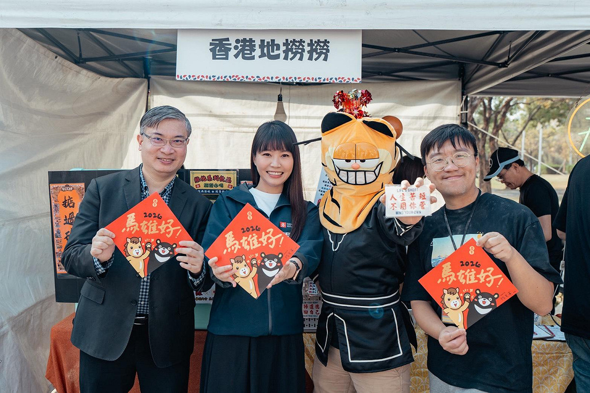 張硯卿(左二)代表高市府到場祝賀新年並致贈新春小物。 圖：高雄市行國處/提供