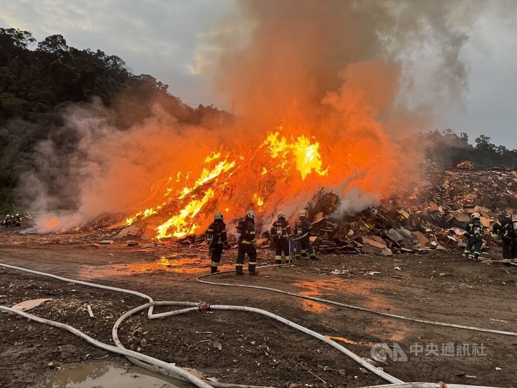 台北市政府消防局接獲通報，南港區山豬窟掩埋場19日火警，消防局立即派員前往並撲滅火勢，無人受傷受困。（翻攝照片）中央社記者曾以寧傳真 115年2月19日