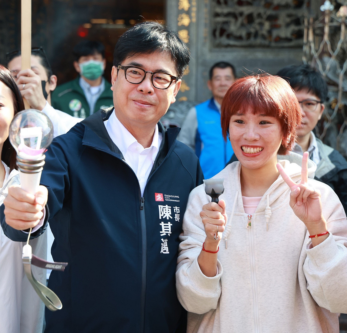 陳其邁 19 日在臉書發出拿著韓團 HIGHTLIGHT 手燈，搞笑回應，「其實，昨天賴清德總統說的我以後會拿『麥克風比較大支』，就是這一支啦！」 圖：翻攝自 陳其邁 臉書