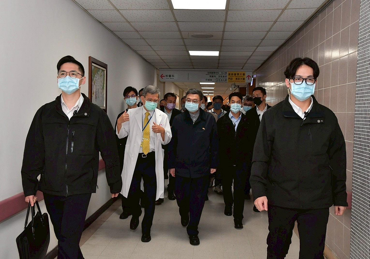 卓榮泰(中)前往高榮探視陳光復。 圖：行政院/提供