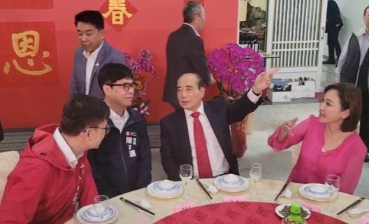 王金平(右二)新年餐會，陳其邁(左二)、賴瑞隆(左一)、柯志恩(右一)均出席。 圖：柯志恩辦公室/提供