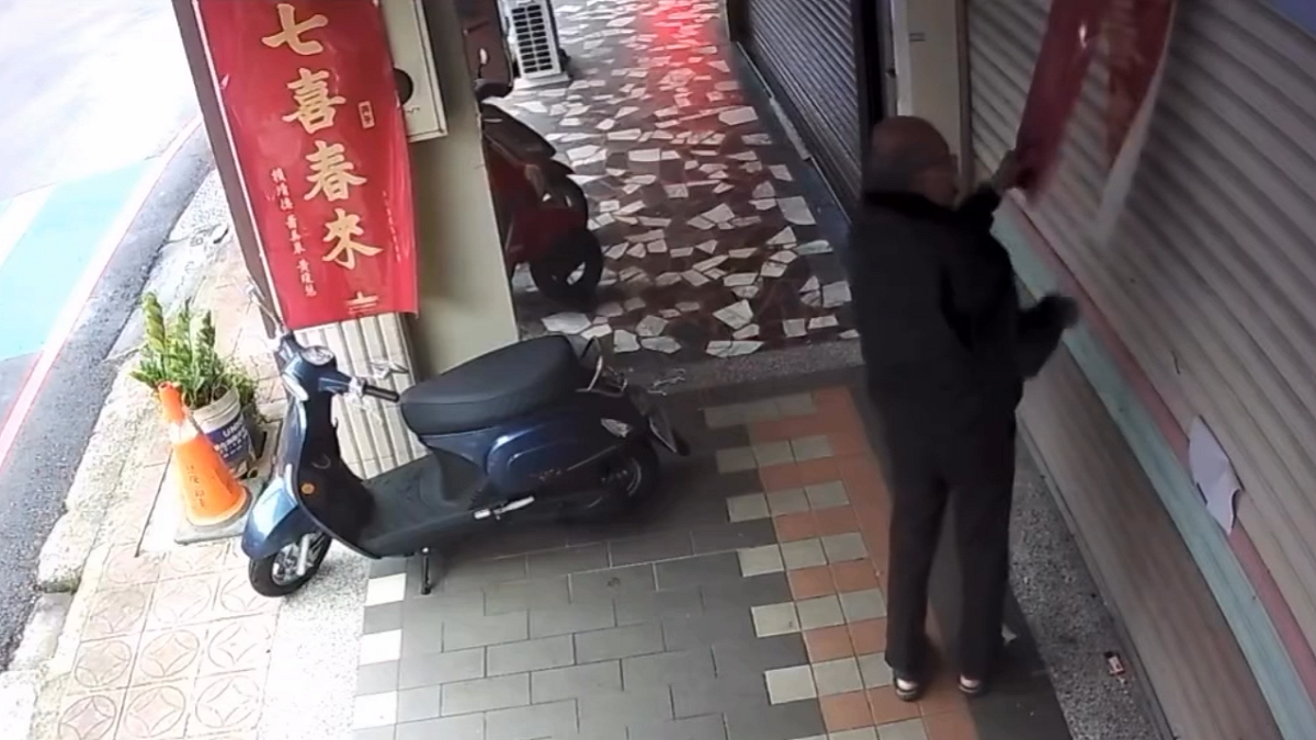 綠營春聯頻頻被破壞掀起議論，議員黃瓊慧服務處春聯也被割，發現竟是一名老人在初一蓄意犯案，惡行全被監視器錄下。 圖：黃瓊慧臉書