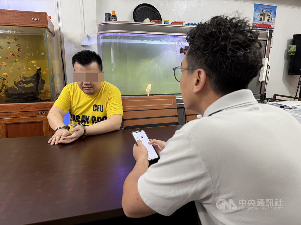 馬尼拉華人區殺人分屍案，落網凶嫌（黃衣）持偽造台灣護照自稱台灣人，經刑事局駐菲聯絡官（前）前往警局確認身分，證實男子真實國籍是中國，所持假護照是網上非法購得。中央社記者林行健馬尼拉攝  115年2月20日 圖：中央社提供
