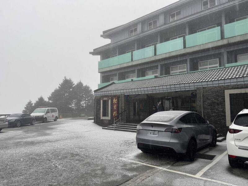 今（20）日晨受到冷氣團影響，合歡山松雪樓在低溫與水氣配合下，突然降下雪白冰霰，讓山區內的公路、建築等，都覆蓋雪白冰霜，成銀白世界。 圖：林保署南投分署／提供