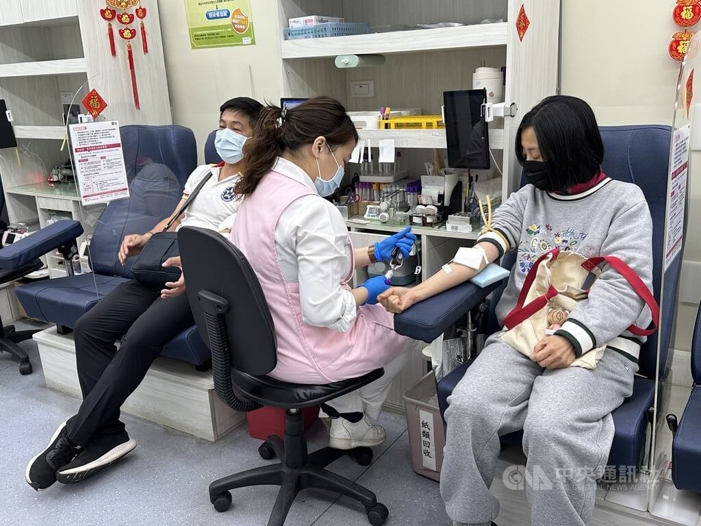 台中捐血中心0型血庫存僅剩 1.2 天。大年初四，台中捐血中心新光三越捐血車照常運轉，許多民眾趁著年假或是要逛百貨公司閒暇之餘，挽袖捐血。 圖：中央社記者趙麗妍攝／115年2月20日