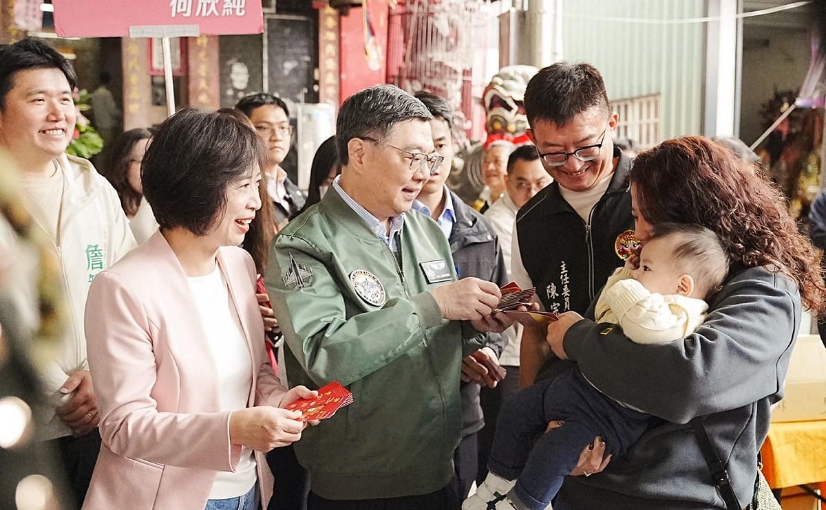卓榮泰與何欣純一同發送紅包。 圖：何欣純服務處/提供