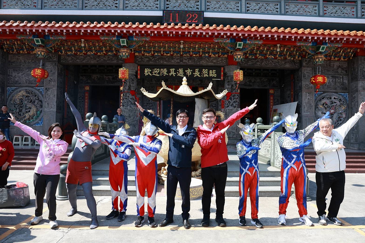 陳其邁(中)偕賴瑞隆(右四)陸續走訪各區廟宇。 圖：高雄市政府/提供