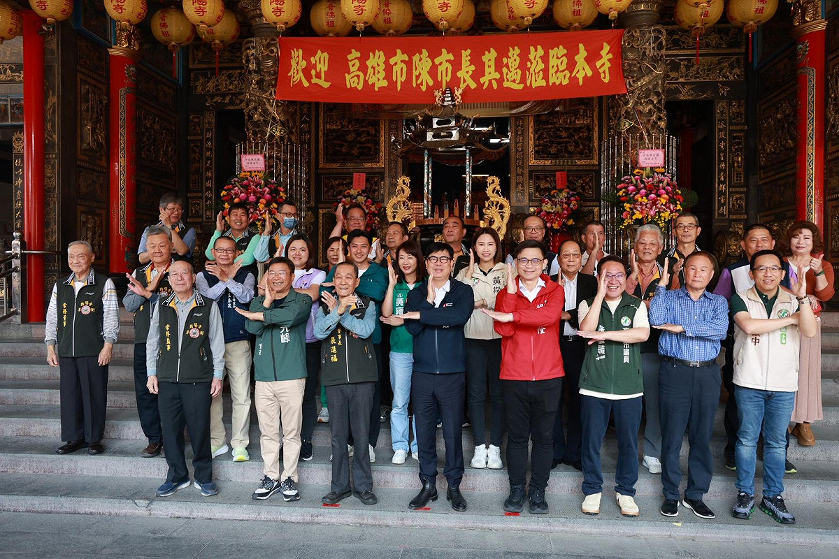 陳其邁走春陸續前往前鎮、小港、林園、大寮、大樹、仁武及鳥松等區廟宇參香。 圖：高雄市政府/提供