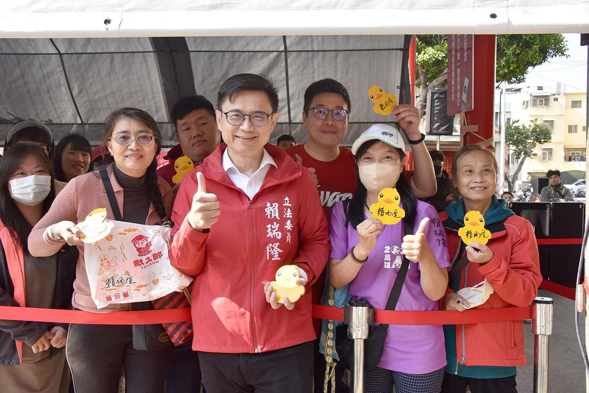 賴瑞隆（前排左二）大年初一至初四已走訪超過 30 處廟宇，向鄉親拜年並發送小紅包。 圖：賴瑞隆辦公室／提供
