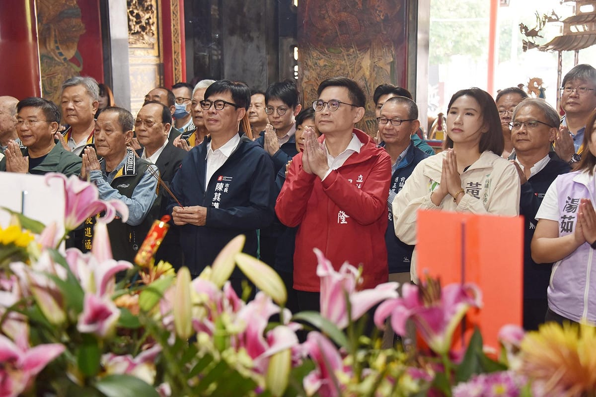 賴瑞隆（前排右二）農曆春節陪陳其邁（中）至宮廟參香。 圖：賴瑞隆辦公室／提供