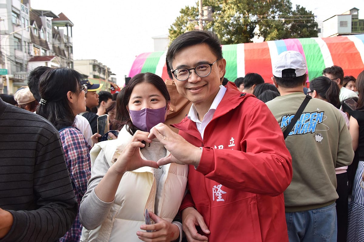 賴瑞隆（右）與支持者比愛心。 圖：賴瑞隆辦公室／提供
