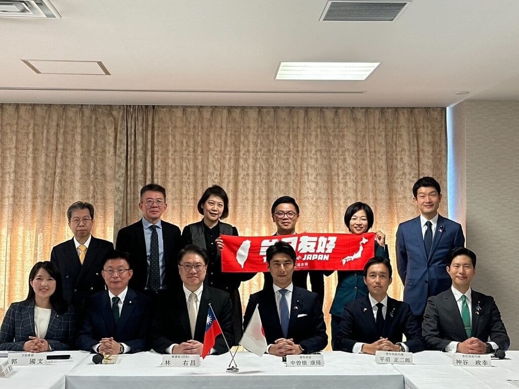 民進黨先前訪日，曾訂製「台日友好」毛巾贈送日本議員。 圖/中央社（民進黨提供）