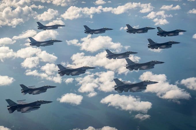 2 月 18 日深夜，駐韓美軍自京畿道平澤市烏山空軍基地起飛十餘架 F-16 戰機，前往黃海國際水域進行單獨空中訓練。 圖:翻攝自X帳號@cuichenghao