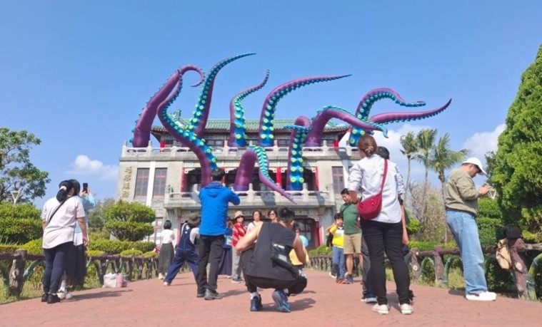 前身為淡水館的澄清湖遊客中心暨文史館，裝置藝術非常吸睛。 圖：高雄市公園處/提供