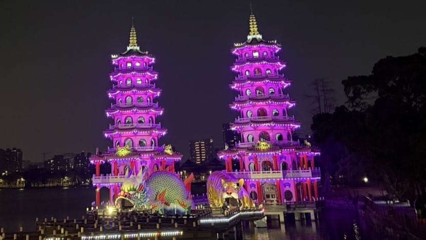 張以理認為蓮池潭的夜間景觀非常具有觀光潛力，若能加強夜間導覽與活動規劃，將可延長遊客停留時間，也能為周邊商圈帶來更多人潮。 圖：張以理競選辦公室/提供