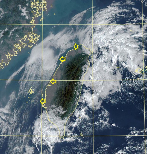 今(21)天東北季風減弱，各地回溫，天氣相對晴朗，但台灣東北角還有一個很小的逆時針旋轉雲系，西部近海擇一條沿著太灣海岸的「雲線」。 圖：取自鄭明典臉書