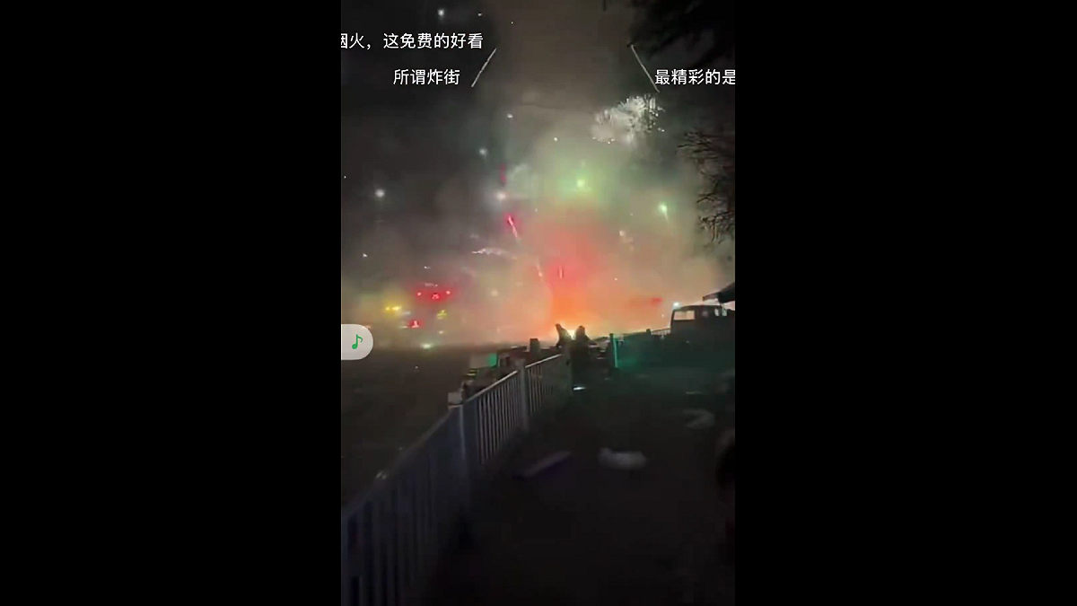 影片顯示，一處集中銷售點因操作不慎引燃，爆炸連連，場面失控。 圖 : 翻攝自影片
