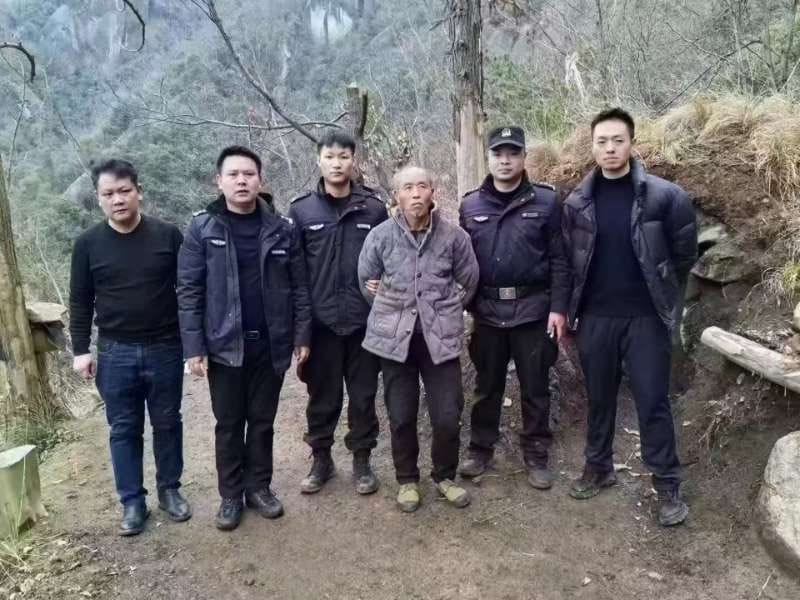 湖南邵陽市 68 歲嫌疑人劉述期涉重大社會事件，持柴刀逃逸，並於 2 月 18 日被村民抓獲。 圖 : 翻攝自X帳號@zheng850349